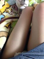 20才女がパンツ脱いで全裸になってつるつるパイパンなオマ●コ自画撮り