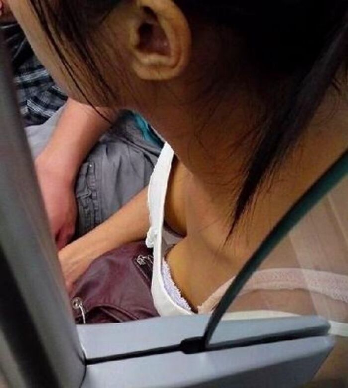電車の中でおっぱいって結構見えるんだな… 20th image