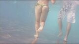 神君臨だろオイwww水面下で素人の水着を盗撮ww股間にロ...